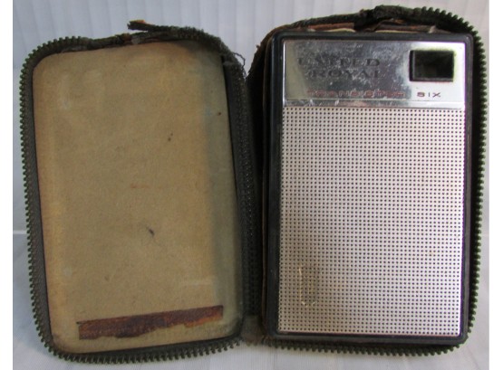Vintage UNITED ROYAL RADIO Brand, Portable TRANSISTOR RADIO, Model 604, Includes Case