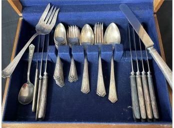 Lot Of 40 Vintage Monogrammed Wm Rogers XII Silverplated Silverware In Lined Case