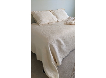 Trundle Day Bed & 2 Bedspreads