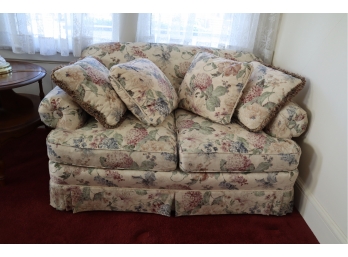 Floral Love Seat With 4 Cushions