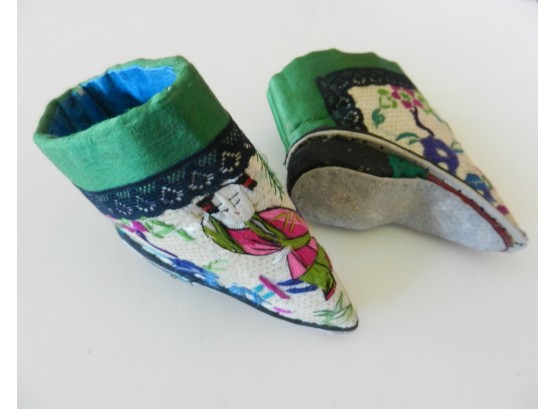 Vintage Chinese Embroidered Silk Lotus Foot Shoes  Figures Waving   (DP76)