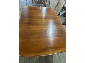 Dining Room Table And Four Chairs. Table Has One Leaf. 5ft By 42 Without Leaf
